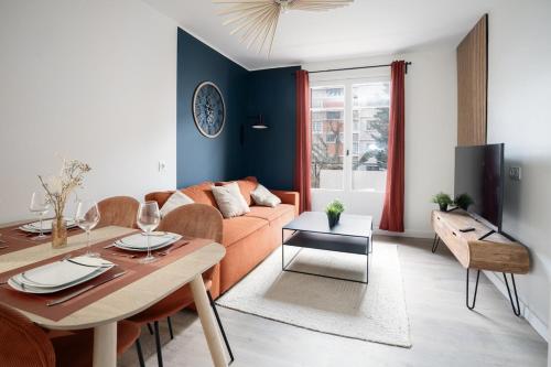 un salon avec un canapé et une table dans l'établissement L'Abri Citadin - Deux chambres, à Villeurbanne