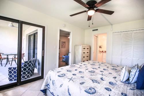 Ένα ή περισσότερα κρεβάτια σε δωμάτιο στο Sanibel Island Condo With All Of The Amenities 2C2