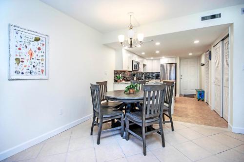 Η κουζίνα ή μικρή κουζίνα στο Sanibel Island Condo With All Of The Amenities 2C2