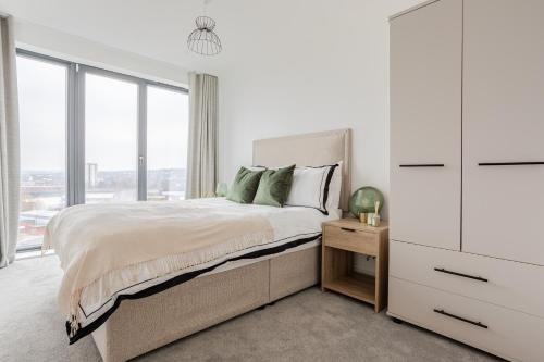 Katil atau katil-katil dalam bilik di LUP Stays - Stylish Leeds Apartment
