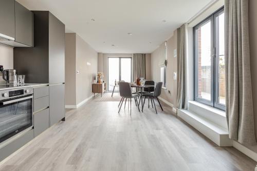 Η κουζίνα ή μικρή κουζίνα στο LUP Stays - Stylish Leeds Apartment