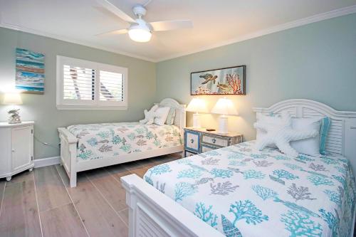 Katil atau katil-katil dalam bilik di Spacious 2nd Floor Condo Steps From The Beach On Sanibel Island 2C1