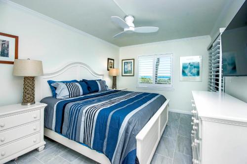 Postel nebo postele na pokoji v ubytování 1st Floor Sanibel Island Condo Steps From The Gulf Of Mexico 5C1