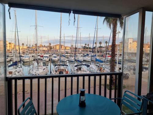 une vue d'une marina depuis un balcon dans l'établissement L'escale du capitaine, à Leucate