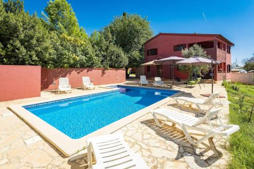 Bazén v ubytování Holiday Home Pina nebo v jeho okolí
