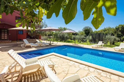 Bazén v ubytování Holiday Home Pina nebo v jeho okolí
