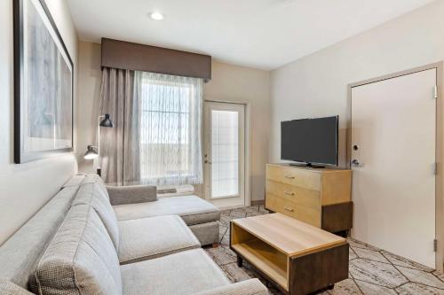 TV a/nebo společenská místnost v ubytování Best Western Executive Residency IH-37 Corpus Christi