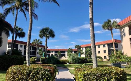 Κήπος έξω από το Stylish 2nd Floor Sanibel Condo Steps To The Beach 4C2