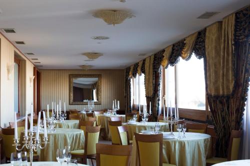 a dining room filled with tables and chairs at Hotel Carlton in Pescara