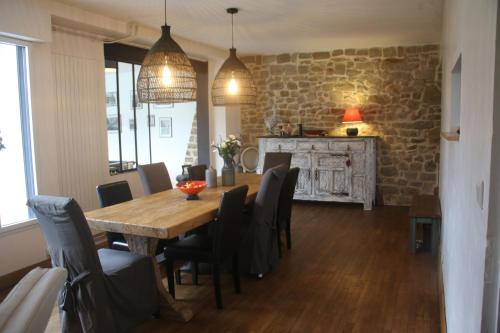 une salle à manger avec une table et des chaises en bois dans l'établissement Villa Bougo 6 chambres, maison indépendante de 230m, à Étel