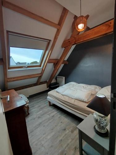 une chambre avec un lit superposé et une fenêtre dans l'établissement Villa Bougo 6 chambres, maison indépendante de 230m, à Étel