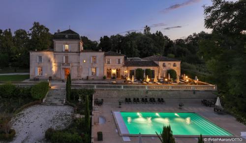 un domaine avec une piscine devant une maison dans l'établissement Chateau de Lantic, à Martillac