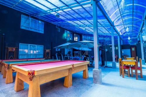 a ping pong table in a room with umbrellas at Hacienda del Valle Sagrado in Urubamba