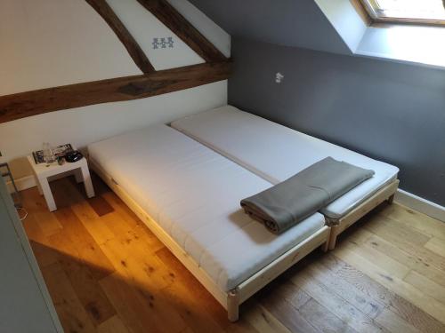 Cette chambre comprend un grand lit et du parquet. dans l'établissement House 15 Min from Disneyland and 30 Min Paris, à Favières