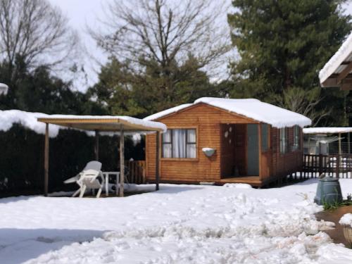 Rustic Cabin Sleepover im Winter