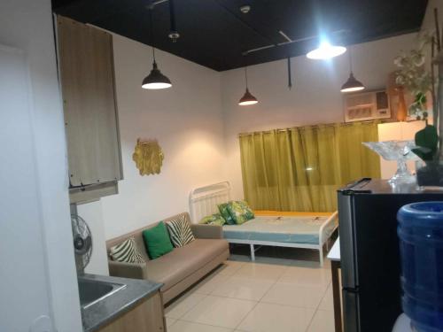 セブシティにあるJY Room Rentals Cebu SMRのリビングルーム(ソファ付)、キッチン(ベッド付)
