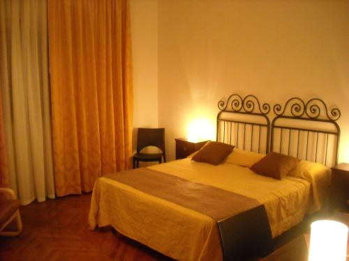 1 dormitorio con 1 cama grande con manta amarilla en B&B Sansevero Venice, en Mestre
