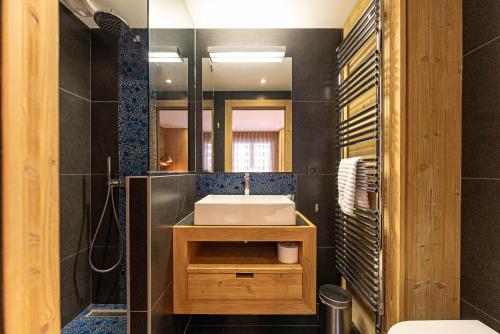 une salle de bain avec un lavabo et un miroir dans l'établissement Appartement Sandflake - LES GETS, proche du centre et des pistes, aux Gets