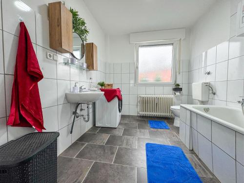 a bathroom with a sink and a tub and a toilet at Serviceroom24 - Space in Gladbeck WLAN - Smart-TV - 24-7 Check-in und Küche in Gladbeck