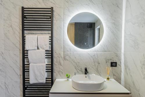 ブラショヴにあるALBERT RESIDENCE APARTHOTEL GRAND CHALET with special rate to SPA Alpin Resortの白い洗面台と鏡のあるバスルーム