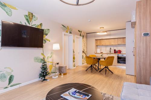 ブラショヴにあるALBERT RESIDENCE APARTHOTEL GRAND CHALET with special rate to SPA Alpin Resortの壁にテレビが取り付けられたリビングルーム