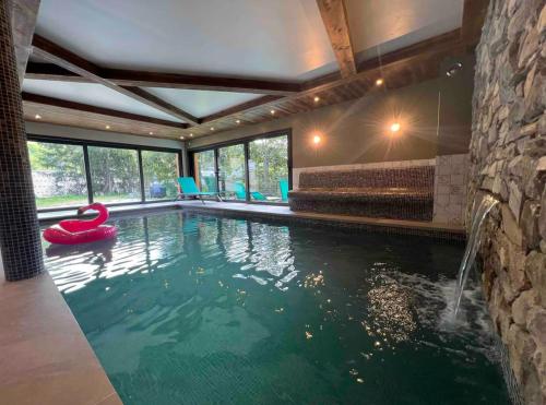 - une piscine avec un cygne rouge dans une maison dans l'établissement Appartement AOKI C, à Valloire