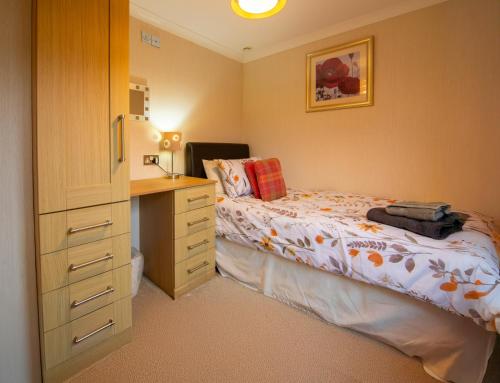 Una cama o camas en una habitación de Caddy Lodge
