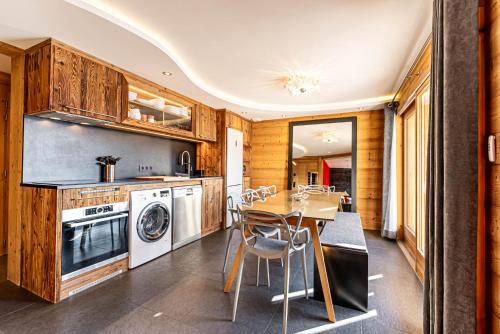 une cuisine avec une table et une salle à manger dans l'établissement Appartement Sandflake - LES GETS, proche du centre et des pistes, aux Gets