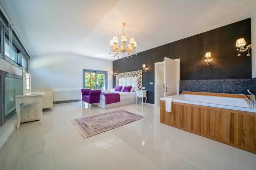 un ampio bagno con vasca e divano di Villa Yakamoz a Fethiye