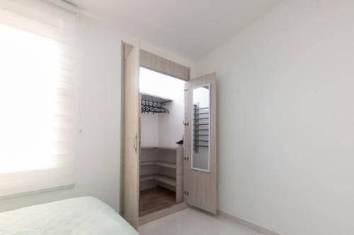 a bedroom with a door leading into a closet at TU CASITA EN SALENTO - WIFI 300mbps, ubicación perfecta, cocina equipada y Netflix incluído in Salento