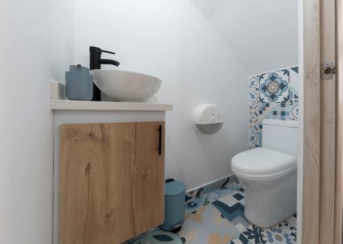 a bathroom with a sink and a toilet at TU CASITA EN SALENTO - WIFI 300mbps, ubicación perfecta, cocina equipada y Netflix incluído in Salento