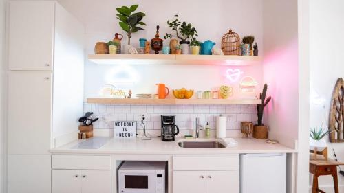 Dapur atau dapur kecil di Pickle Factory Eight Unforgettable Rooms Sleeps 16
