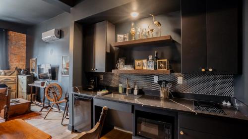 Dapur atau dapur kecil di Pickle Factory Eight Unforgettable Rooms Sleeps 16