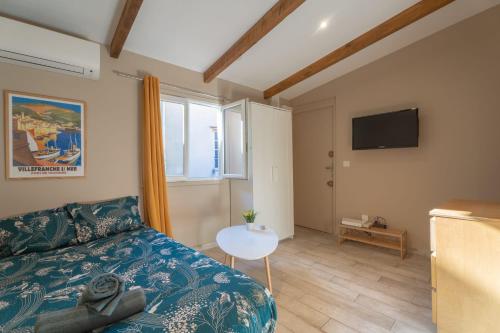 un salon avec un canapé et une télévision dans l'établissement Studio lumineux à 10 min de la plage, à Nice