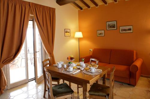 a living room with a table and a couch at Tenuta Del Perugino in Bettona