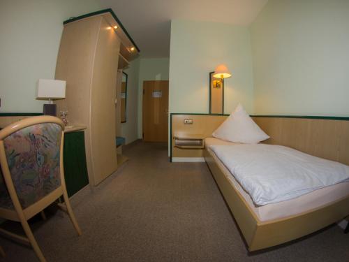 Tempat tidur dalam kamar di Parkhotel Schönewalde