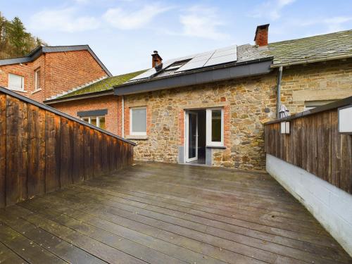 a wooden boardwalk leading to a house with a roof at Chez Mémé in La Roche-en-Ardenne