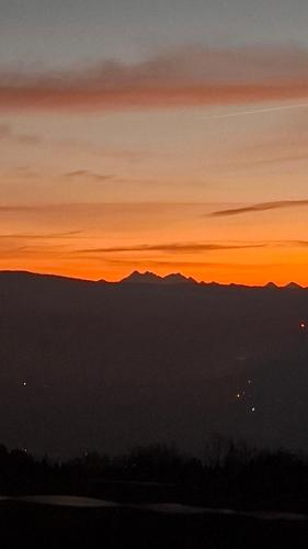 a sunset with mountains in the background at Dom Na Kraju in Łomnica Zdrój