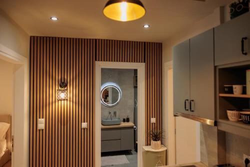 Vintage-Inspired 2BDR Apt - 15' to Monastiraki