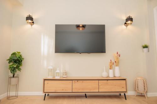 Vintage-Inspired 2BDR Apt - 15' to Monastiraki