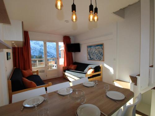 une salle à manger et un salon avec une table et des chaises dans l'établissement Appartement rénové 6 pers, 50m², Avoriaz Centre - 3 pièces, balcon, wifi, casier à skis - FR-1-633-31, à Avoriaz