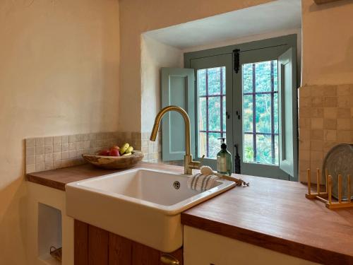 a kitchen with a large sink and a window at Cortijo La Pedriza in Iznájar