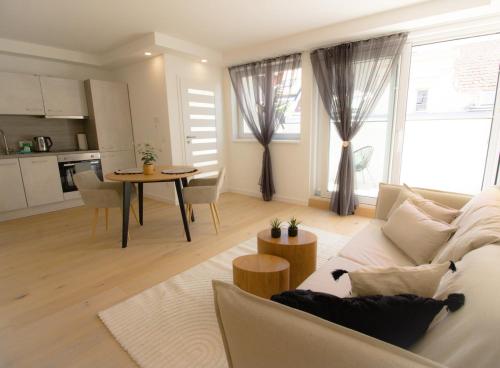 Cozy Central Apartment with Wooden Accents & Terrace l JOS16