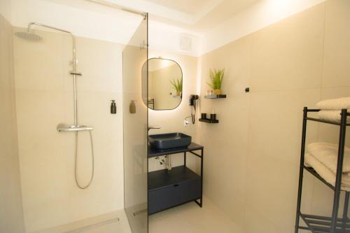 Ένα μπάνιο στο Cozy Central Apartment with Wooden Accents & Terrace l JOS16