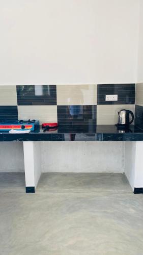 a counter in a room with a counter top at Sunset Villa in Unawatuna