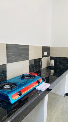 a stove top on a counter in a kitchen at Sunset Villa in Unawatuna