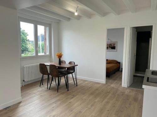 une salle à manger avec une table et des chaises dans une pièce dans l'établissement Appart hôtel Doumer, à Triel-sur-Seine