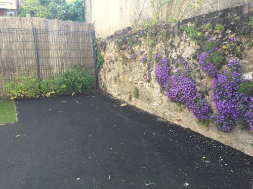 Photo de la galerie de l'établissement gite 1 brin d'ailleurs à 3 kms du Puy du Fo u pour 4 à 6 personnes, aux Épesses