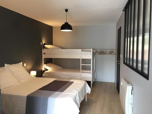 Photo de la galerie de l'établissement gite 1 brin d'ailleurs à 3 kms du Puy du Fo u pour 4 à 6 personnes, aux Épesses