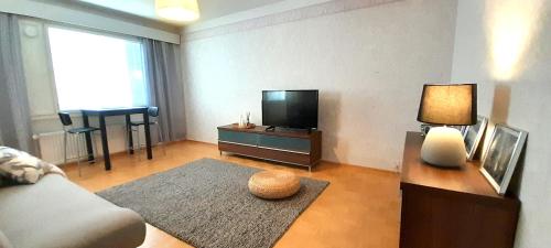 TV a/nebo společenská místnost v ubytování Huoneisto Kaninkolo